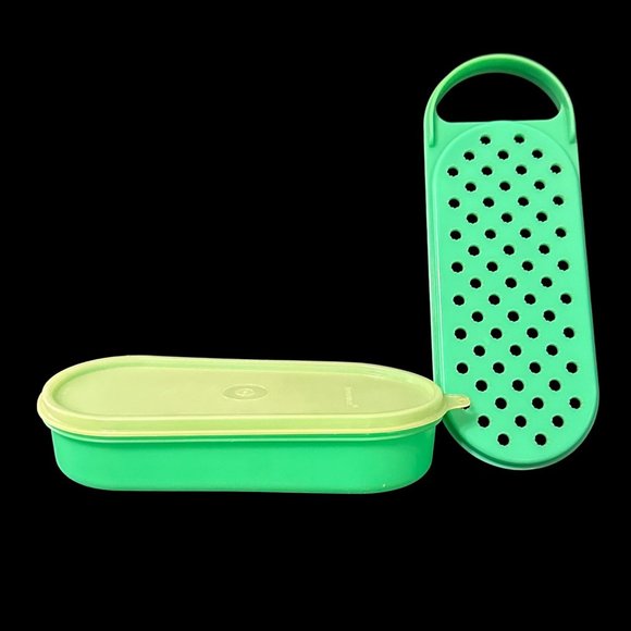 Vintage Tupperware 3 piece cheese grater container grater and lid - Picture 2 of 7